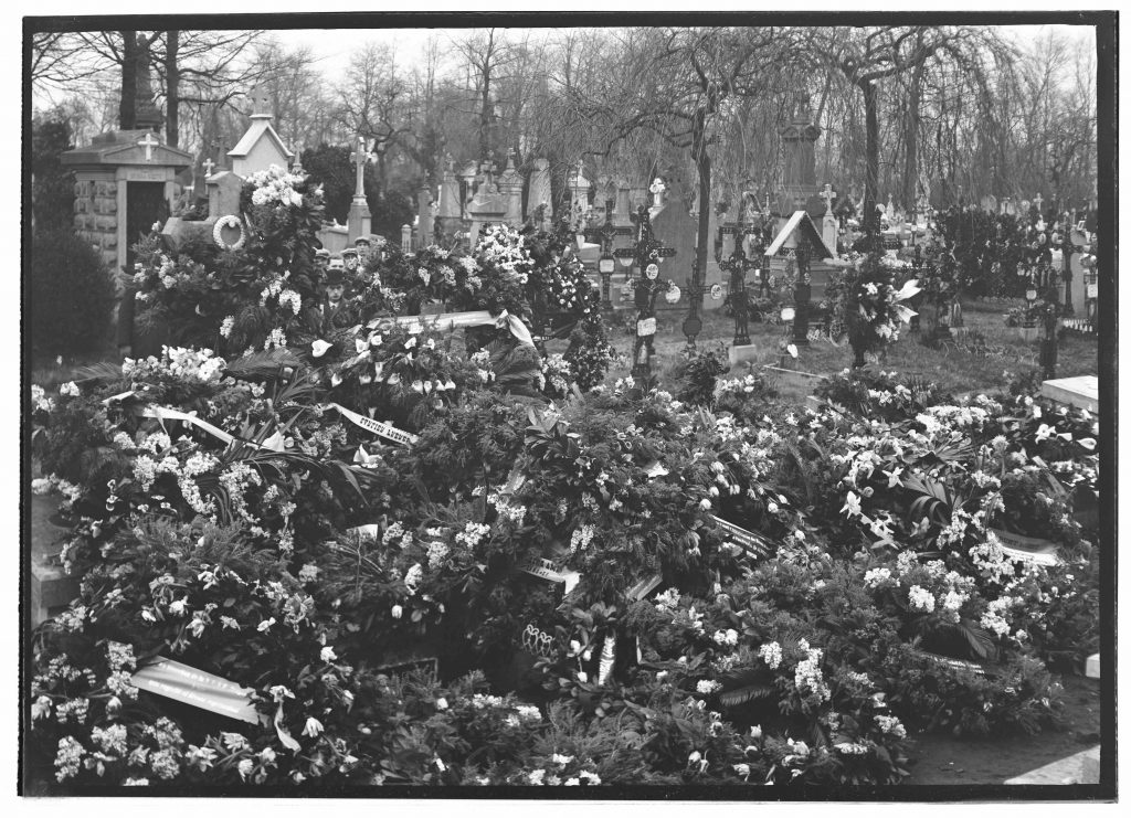 101 rouwkransen op de burgerlijke begrafenis van Albert Dyserynck. 
(Foto A. Bruselle, Stadsarchief Brugge)  
